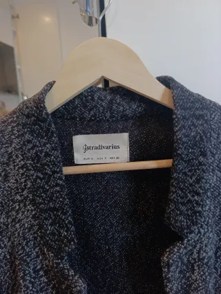 Abrigo abierto Stradivarius negro y gris