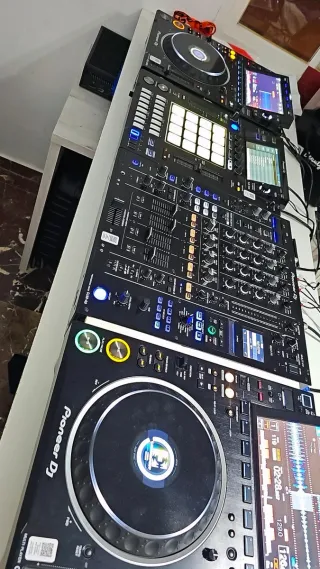 2x CDJ 3000, 1x DJM A9, 1x RMX-1000