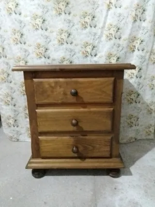 Mesita de noche de madera