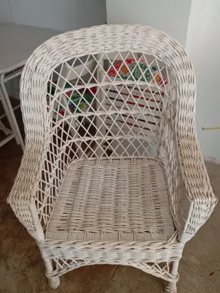 Silla de mimbre blanca