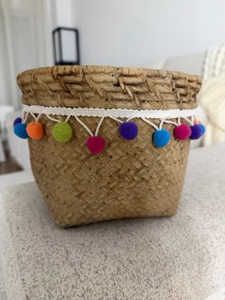 Maceta ceramica con pompones de colores.