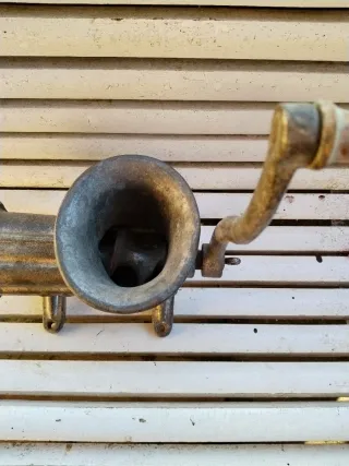 Antigua picadora de carne manual