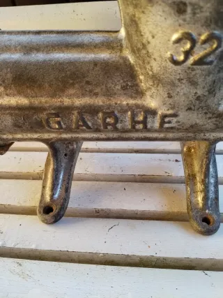 Antigua picadora de carne manual