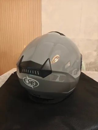 Casco de moto gris.