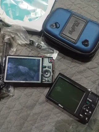 Fotocamere Nikon COOLPIX S6200 Rossa e S2500