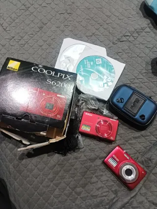 Fotocamere Nikon COOLPIX S6200 Rossa e S2500