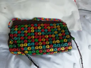 Bolso negro con detalles dorados