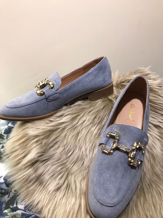 Zapatos planos azules con detalle dorado