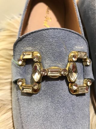 Zapatos planos azules con detalle dorado