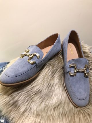 Zapatos planos azules con detalle dorado