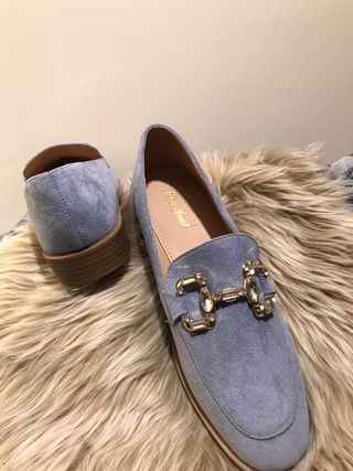 Zapatos planos azules con detalle dorado