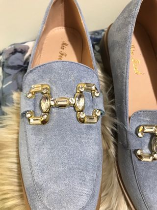 Zapatos planos azules con detalle dorado