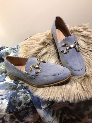 Zapatos planos azules con detalle dorado