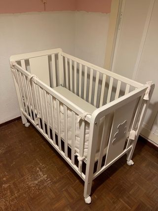 Cuna de bebé blanca con osito