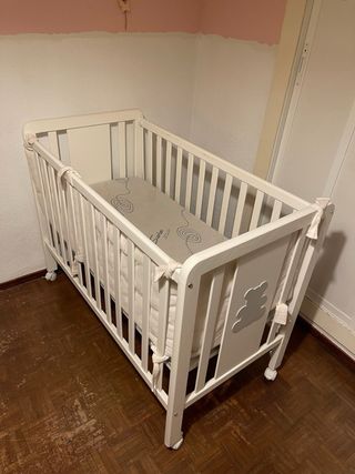 Cuna de bebé blanca con osito
