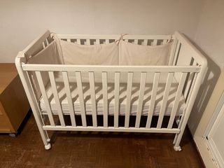 Cuna de bebé blanca con osito