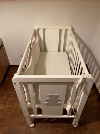 Cuna de bebé blanca con osito
