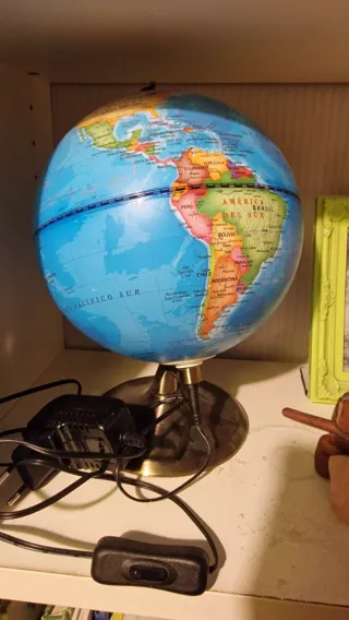 Globo terráqueo con luz