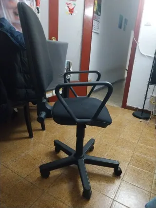 Silla de oficina negra y gris