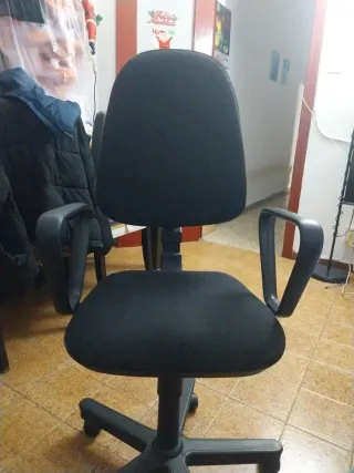 Silla de oficina negra y gris