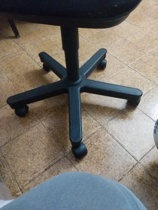 Silla de oficina negra y gris