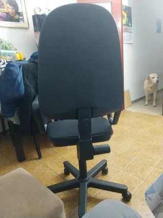 Silla de oficina negra y gris