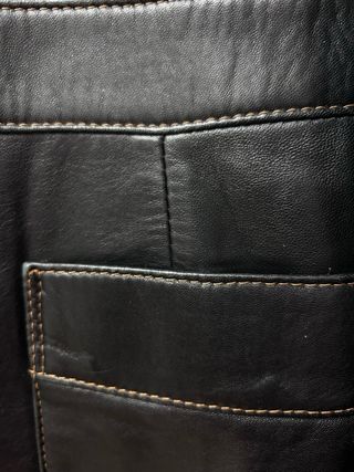 Abrigo de cuero negro