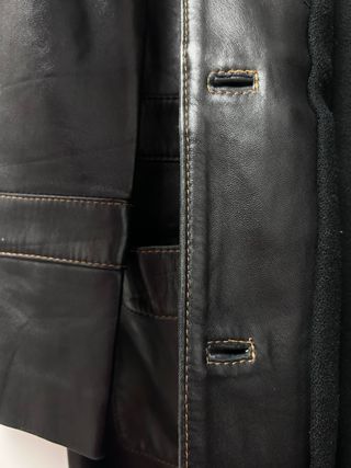 Abrigo de cuero negro