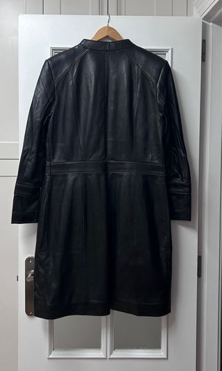 Abrigo de cuero negro