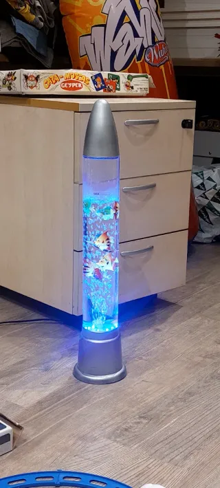 Lámpara de tubo con peces y luz LED