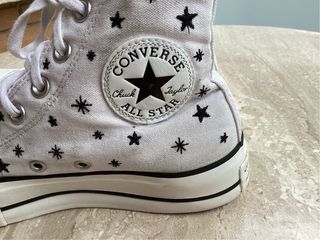 Converse Blancas con Estrellas Negras