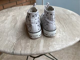 Converse Blancas con Estrellas Negras
