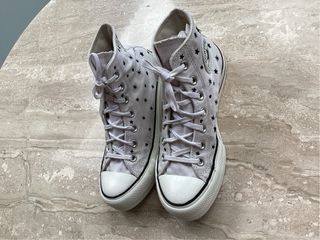 Converse Blancas con Estrellas Negras
