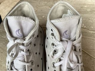 Converse Blancas con Estrellas Negras