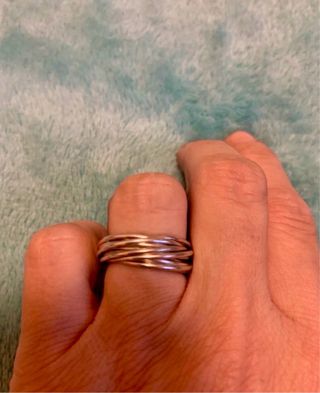 Anillo de plata entrelazado