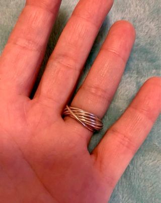 Anillo de plata entrelazado