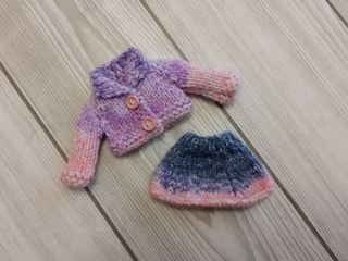 Rebeca y falda en tonos rosas y lilas - Blythe