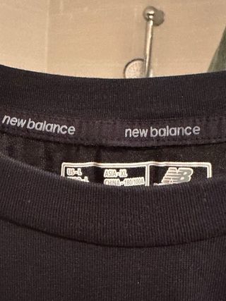 Camiseta New Balance Negra y Blanca