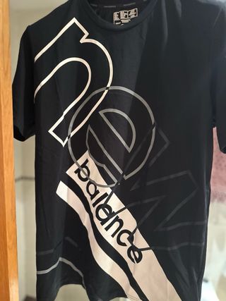 Camiseta New Balance Negra y Blanca