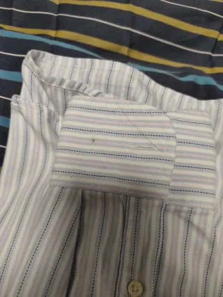 Camisa de rayas azules y blancas