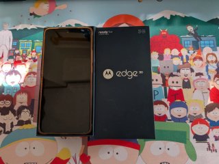 Motorola Edge 30 128 GB, batteria e schermo nuovi