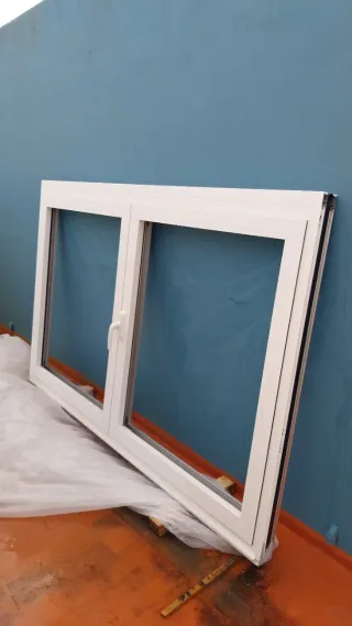 Ventana de aluminio bicolor natural y blanca