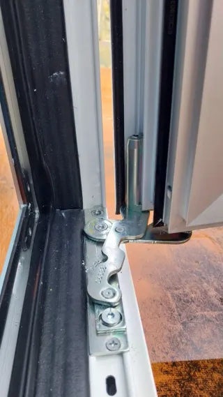 Ventana de aluminio bicolor natural y blanca