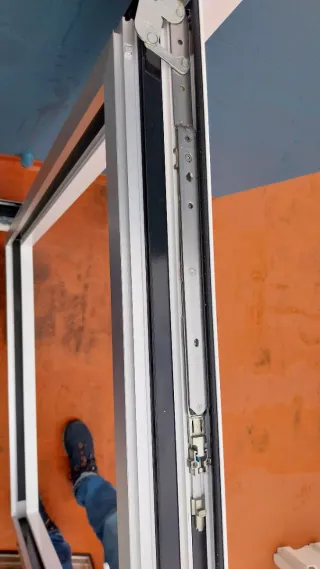 Ventana de aluminio bicolor natural y blanca