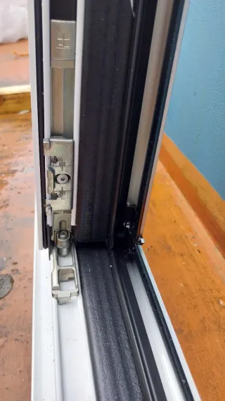 Ventana de aluminio bicolor natural y blanca