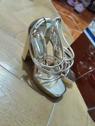 Tacones dorados de tiras