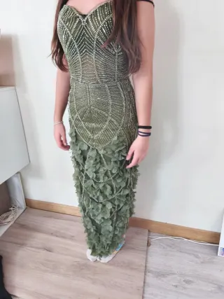 Vestido largo verde con pedrería