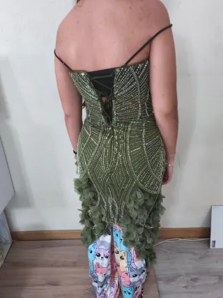 Vestido largo verde con pedrería