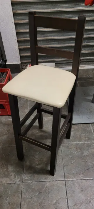 Taburete alto madera y polipiel beige