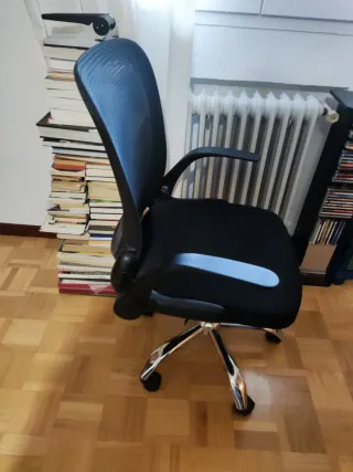 Silla de oficina ergonómica negra